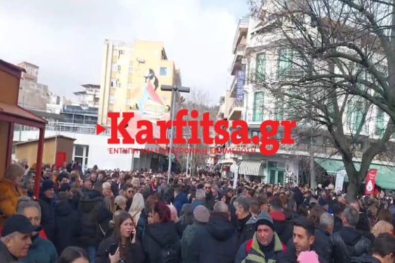 Κοζάνη: Χιλιάδες κόσμος στο κέντρο της πόλης για την τραγωδία στα Τέμπη (εικόνες & βίντεο)