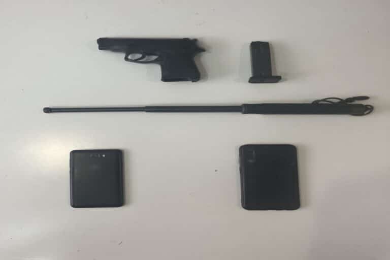 Λαμία: Συνελήφθη 24χρονος με ναρκωτικά και όπλα (εικόνες)