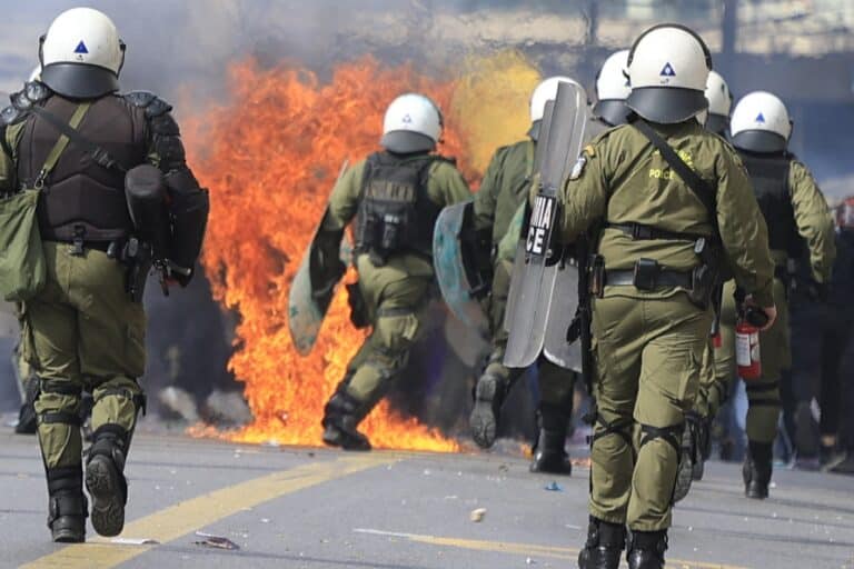 Επεισόδια στην Αθήνα: Τα ΜΑΤ έριξαν χημικά σε στοά στην Ερμού – Λιποθύμησαν ηλικιωμένοι (βίντεο)