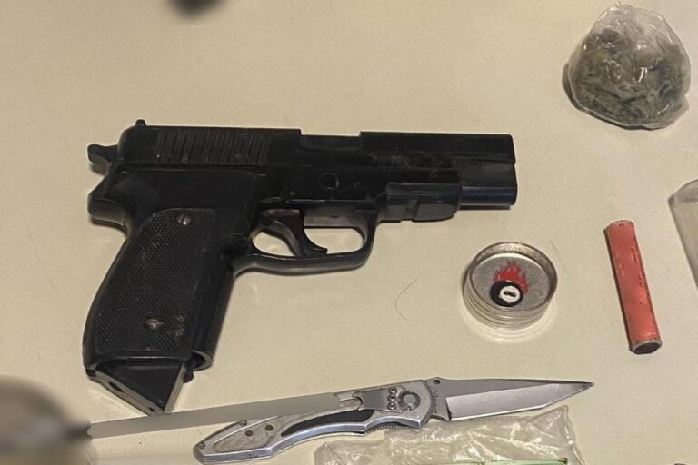 Κερατσίνι: Αστυνομικοί «τσάκωσαν» 62χρονο με όπλο, ναρκωτικά και μαχαίρι 