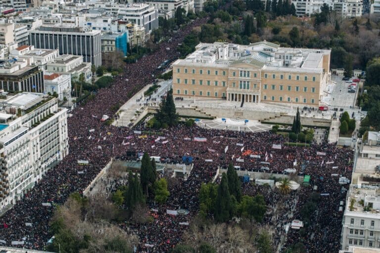 «Βούλιαξε» η Ελλάδα για τα Τέμπη – Χιλιάδες πολίτες στους δρόμους για την τραγωδία με τους 57 νεκρούς (εικόνες & βίντεο)