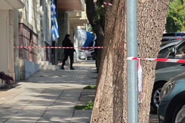 Ύποπτο αντικείμενο εντοπίστηκε στη Ρηγίλλης έξω από τα παλιά γραφεία της ΝΔ (βίντεο)