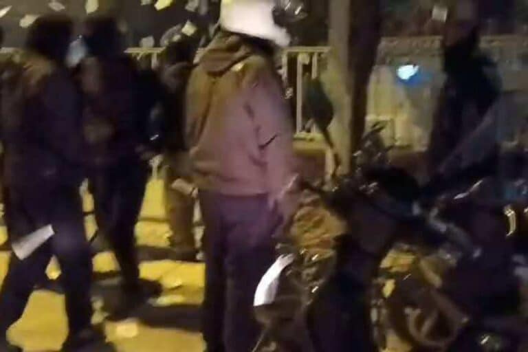 Τέμπη: Παρέμβαση του «Ρουβίκωνα» έξω από το σπίτι του διευθύνοντα συμβούλου του ΟΣΕ, Παναγιώτη Τερεζάκη (εικόνες)