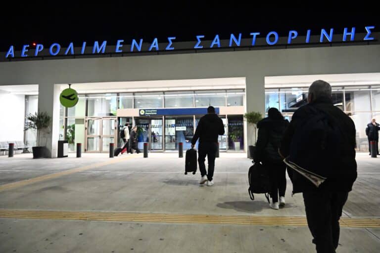 Σεισμοί στις Κυκλάδες: Διυπουργική σύσκεψη στην Πολιτική Προστασία – Εγκαταλείπουν τη Σαντορίνη οι κάτοικοι (εικόνες)