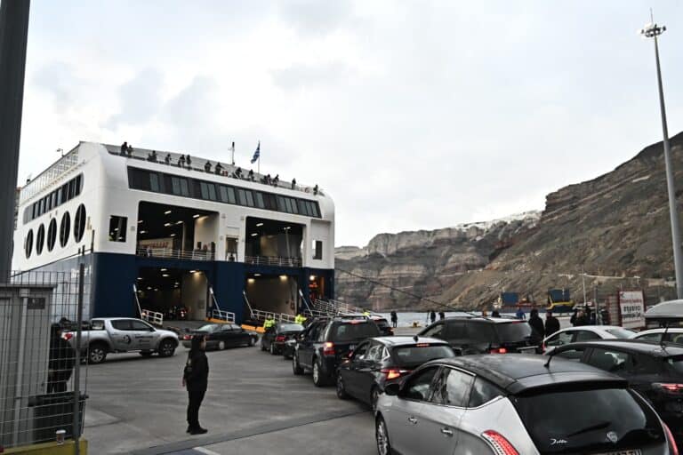 Κυκλάδες: «Μπαράζ» σεισμικών δονήσεων στην περιοχή – «Ερήμωσε» η Σαντορίνη, έφυγαν πάνω από 10.000 άνθρωποι