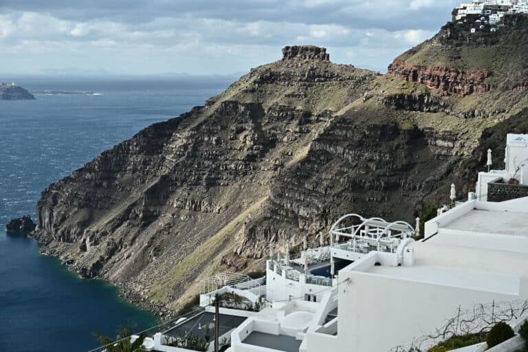 Αποκαλύφθηκε κύκλωμα μαστροπείας στη Σαντορίνη – Τρεις συλλήψεις, πώς δρούσαν