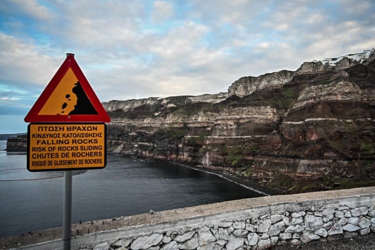 Αγωνία στις Κυκλάδες: Σε καθολική επιφυλακή για τους σεισμούς στη Σαντορίνη – Πρωτοφανής κατάσταση για τα ελληνικά δεδομένα