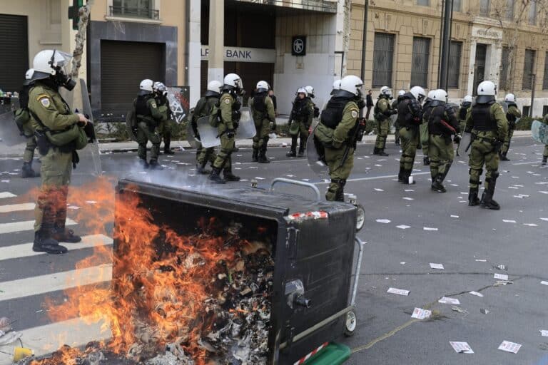 Σύνταγμα: Τι άφησαν πίσω τους οι κουκουλοφόροι – Έσπασαν μάρμαρα, πέταξαν μολότοφ και καδρόνια (βίντεο)