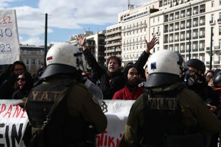 Τέμπη: Είκοσι εννέα οι τραυματίες από τα επεισόδιά στο Σύνταγμα