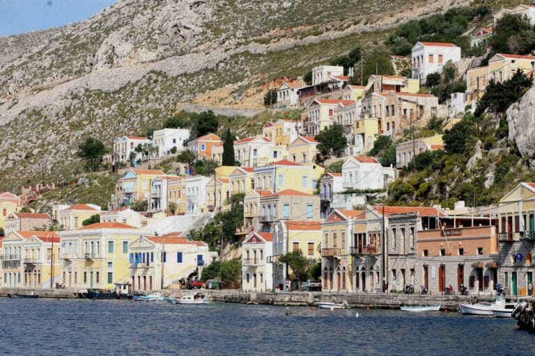 Απόπειρα δολοφονίας στη Σύμη: «Ήθελε να σκοτώσει πρώτα τη μητέρα της και μετά εμένα», συγκλονίζει ο πατέρας της 13χρονης