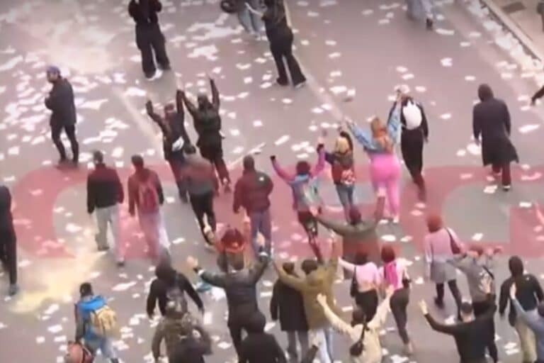 Συγκλονιστικό βίντεο από το Σύνταγμα: Εγκλωβισμένοι πολίτες υψώνουν τα χέρια απέναντι σε αστυνομικούς για να μην τους χτυπήσουν!