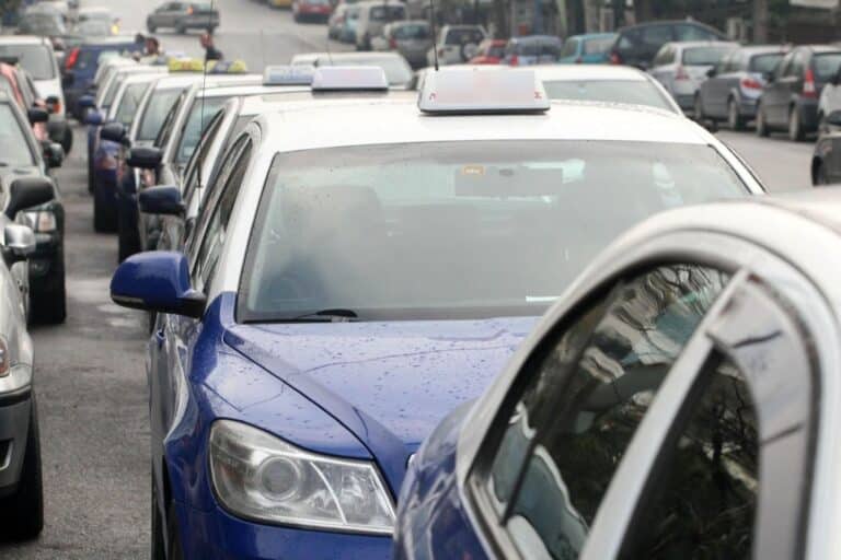 Θεσσαλονίκη: Συνελήφθησαν οδηγός ταξί και μία πελάτισσα – Τι συνέβη