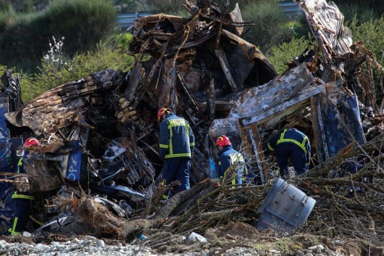 Τέμπη: Το μυστήριο με το πίσω μέρος της δεύτερης μηχανής του τρένου που… εξαϋλώθηκε (βίντεο)