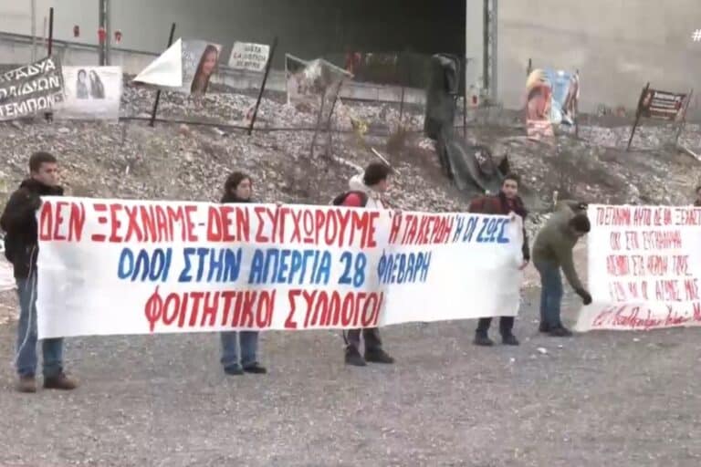 Τέμπη: Φοιτητές του Εθνικού Μετσόβειου Πολυτεχνείου τιμούν τη μνήμη των 57 θυμάτων της τραγωδίας