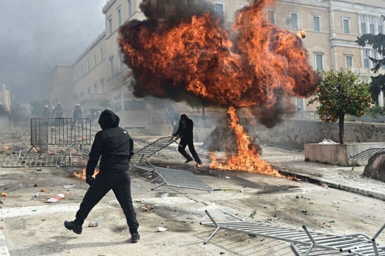Τέμπη: Δύο αστυνομικοί και επτά πολίτες στο ιατρείο της Βουλής από τα επεισόδια (βίντεο)