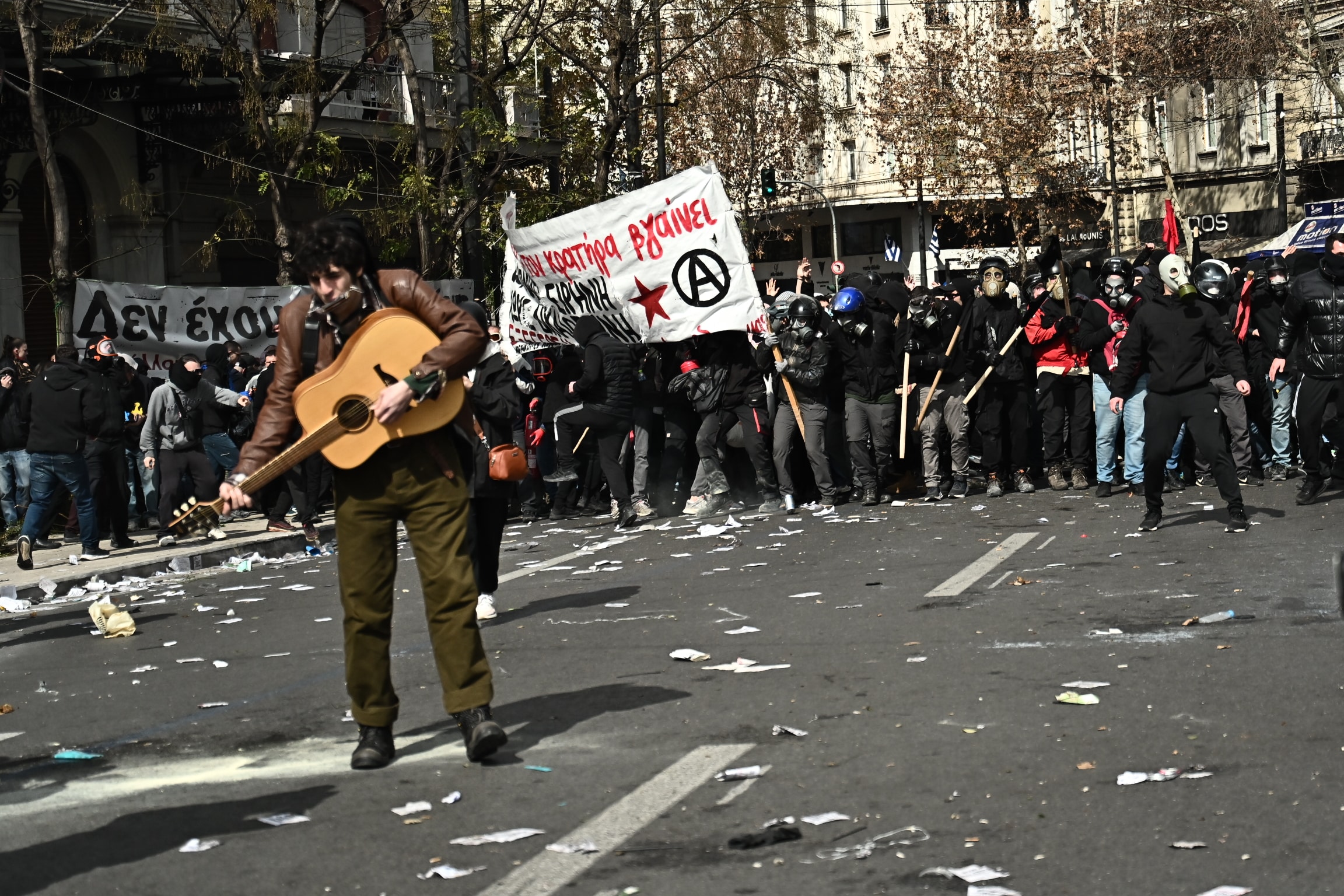 Συλλαλητήριο για τα Τέμπη: Διαδηλωτής που έπαιζε κιθάρα απομακρύνθηκε από τα ΜΑΤ στο Σύνταγμα (βίντεο) - Law & Order