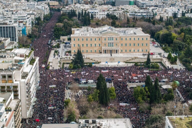 Τέμπη: «Βούλιαξε» το Σύνταγμα για τους 57 νεκρούς πριν το διαλύσουν οι «μπαχαλάκηδες» (εικόνες)