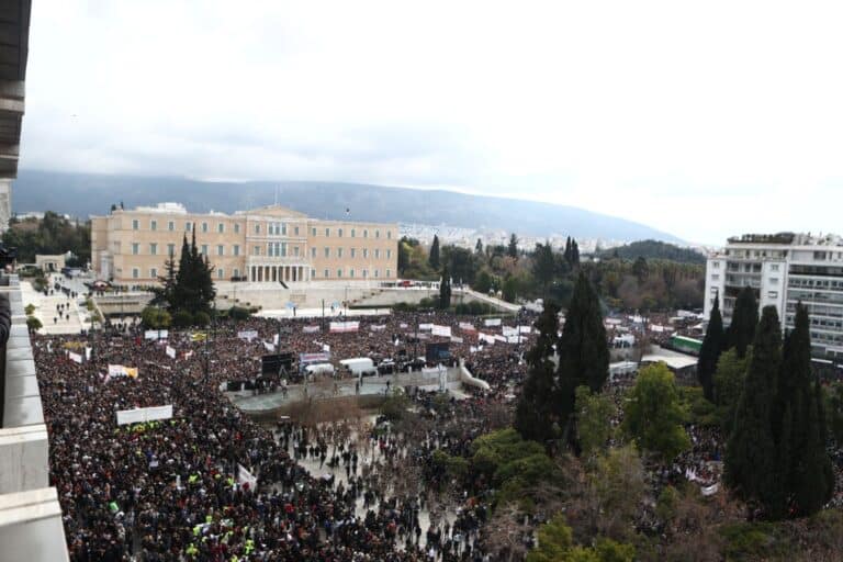 Τα επεισόδια στο Σύνταγμα, οι παραιτήσεις που δεν ήρθαν και η ξαναζεσταμένη σούπα του Χρυσοχοΐδη