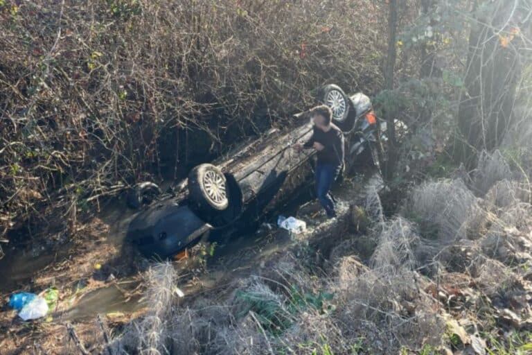 Τρίκαλα: Αυτοκίνητο έπεσε σε κανάλι – Νεκρός ο 60χρονος οδηγός (βίντεο)