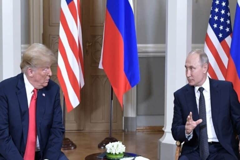 Ντόναλντ Τραμπ: Απειλεί τη Ρωσία με επιβολή νέων τραπεζικών κυρώσεων και δασμών