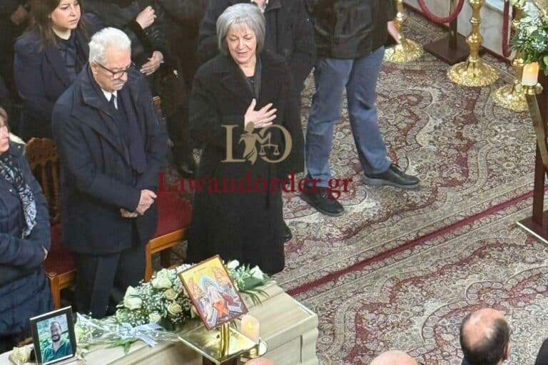 Λάρισα: Σε κλίμα οδύνης η κηδεία του Βασίλη – «Να έχετε ευλογία στη ζωή σας», είπε η μητέρα του έξω από τον ναό (εικόνες)