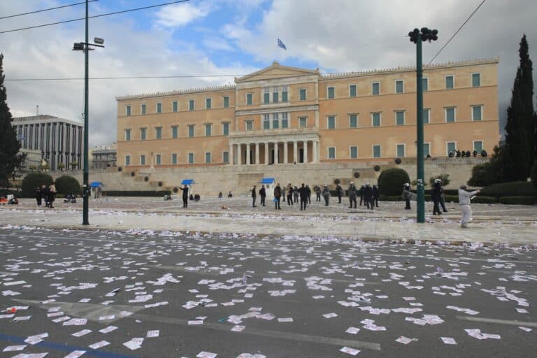 Επεισόδια στο Σύνταγμα: Οι Εύζωνες μπήκαν στη Βουλή για να προστατευτούν από τις μολότοφ (βίντεο)