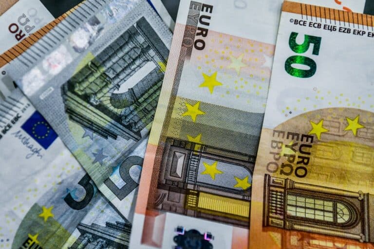 Νωρίτερα οι συντάξεις Απριλίου – Πώς θα γίνει η πληρωμή