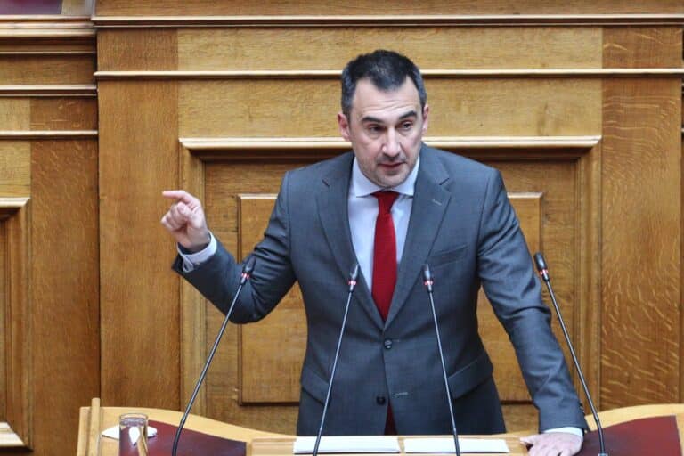 Αλέξης Χαρίτσης: «Να ζητήσει συγγνώμη και να παραιτηθεί ο Κυριάκος Μητσοτάκης»