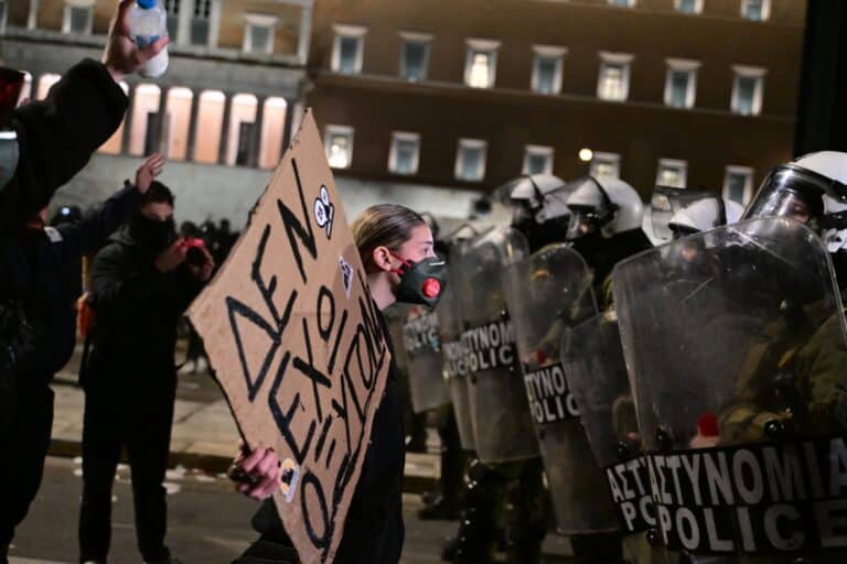 Επεισόδια στο Σύνταγμα: «Ψεκάστε τους να φύγουν» – Όταν οι διαδηλωτές αντιμετωπίζονται σαν… κατσαρίδες (βίντεο)