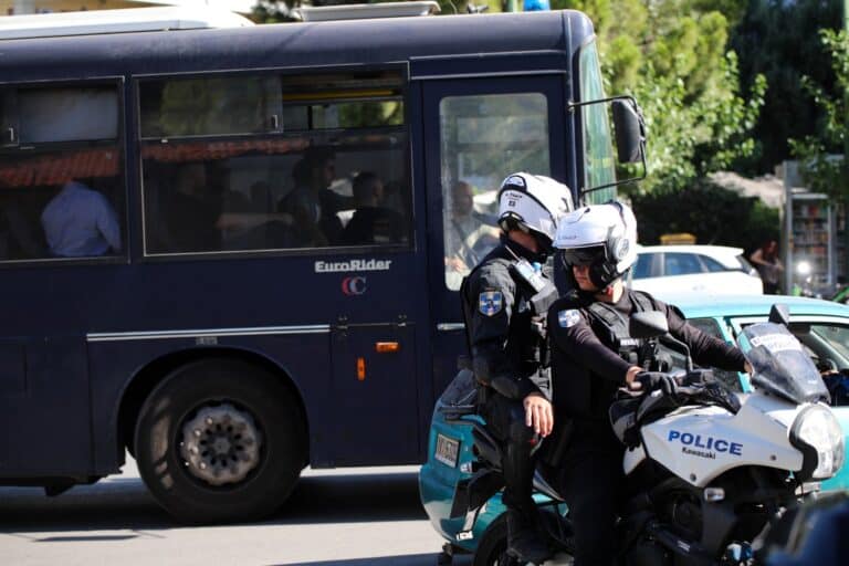 Σοβαρά επεισόδια με τραυματίες ανάμεσα σε οπαδούς του ΠΑΟΚ και της ΑΕΚ στην Εθνική οδό – Απούσα η ΕΛ.ΑΣ