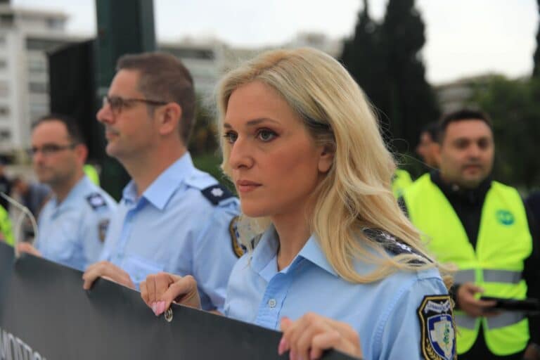 Ξεσπούν οι αστυνομικοί για τις αυξήσεις: «Και οι δικοί μας μισθοί είναι πενιχροί, όχι μόνο των Ενόπλων Δυνάμεων»