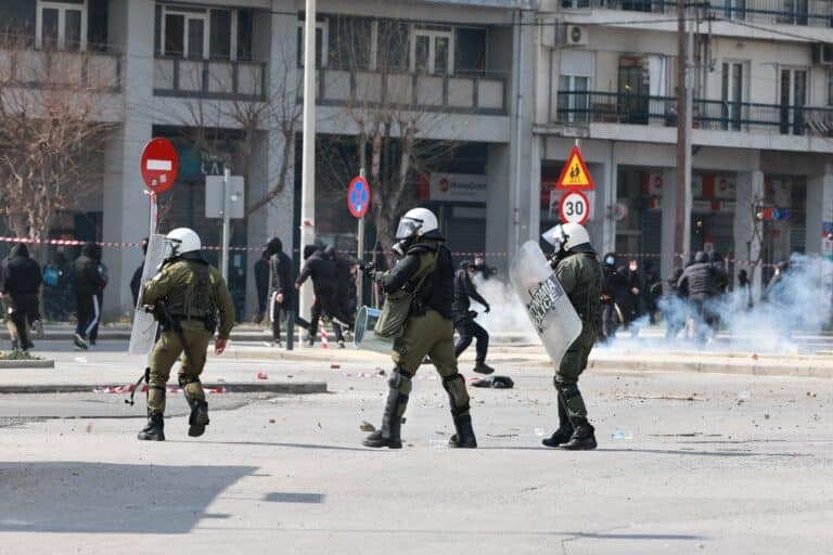 Θεσσαλονίκη: «Τη βρήκα και την πήρα από περιέργεια», είπε ο 14χρονος που κατείχε μολότοφ στην πορεία για τα Τέμπη