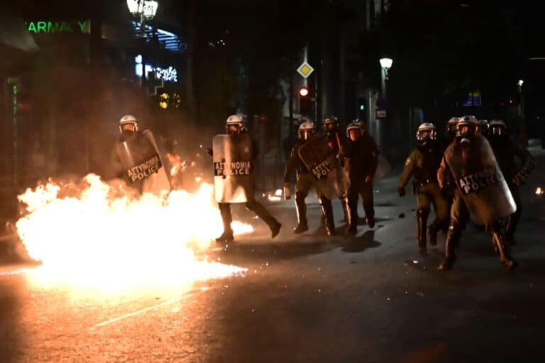 Συλλαλητήριο για τα Τέμπη: Τραυματίστηκε αστυνομικός (βίντεο)