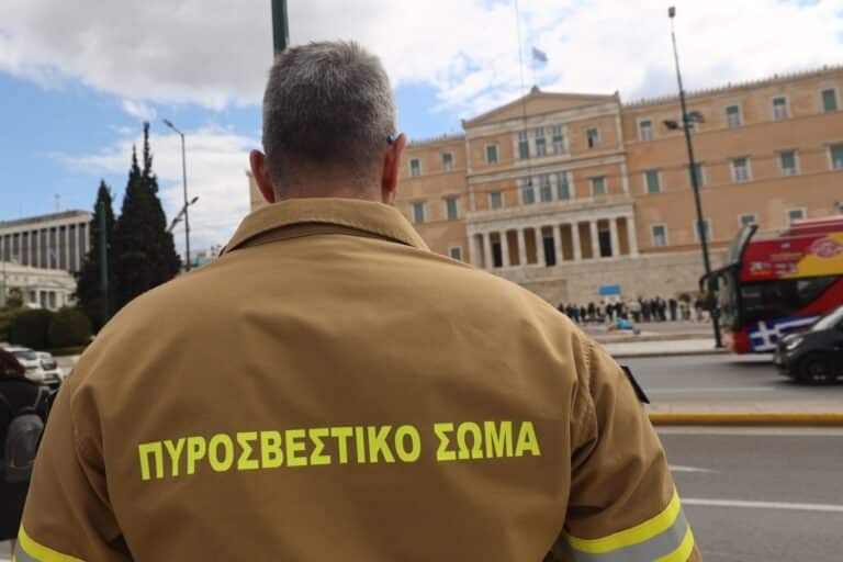 Εποχικοί πυροσβέστες: Συγκέντρωση διαμαρτυρίας έξω από τη Βουλή – Τι ζητούν
