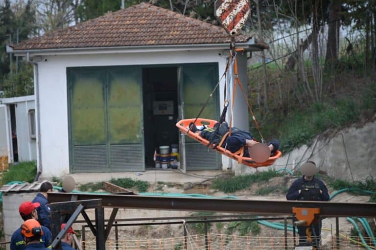 Σοβαρό εργατικό ατύχημα στη Λάρισα: Άνδρας έπεσε σε φρεάτιο – Απεγκλωβίστηκε από την Πυροσβεστική (βίντεο)