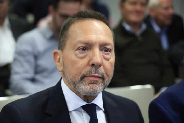 Στουρνάρας: «Η επαναφορά του 13ου και 14ου μισθού στο Δημόσιο θα στερήσει χρήματα από τους φτωχούς»