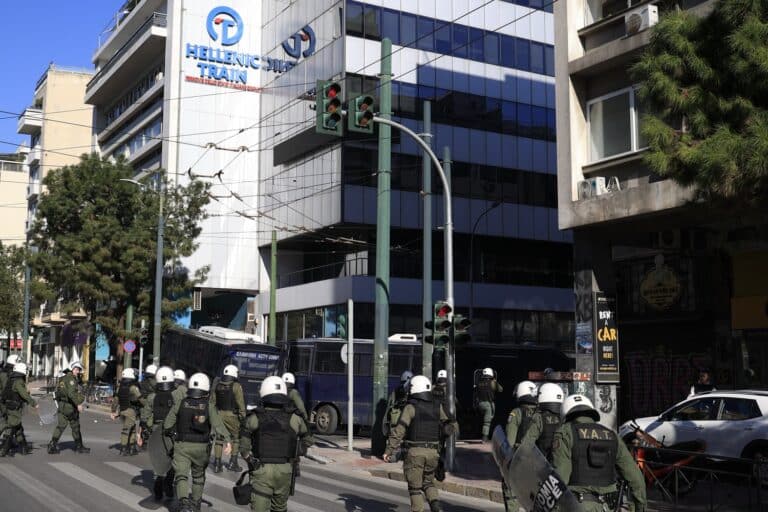 Αποκλεισμένα με κλούβες των ΜΑΤ τα γραφεία της Hellenic Train – Επεισόδια στην πορεία για την Ημέρα της Γυναίκας (βίντεο)