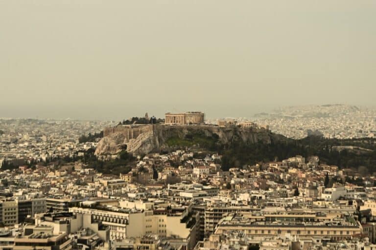 Καιρός σήμερα: Με συννεφιά και σκόνη οι παρελάσεις – Πού αναμένονται λασποβροχές