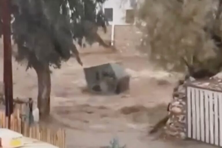 Κακοκαιρία στις Κυκλάδες: Σε επιφυλακή Ένοπλες Δυνάμεις, ΕΛ.ΑΣ και Πυροσβεστική – Απεγκλωβίστηκαν δύο άτομα στην Πάρο (βίντεο)