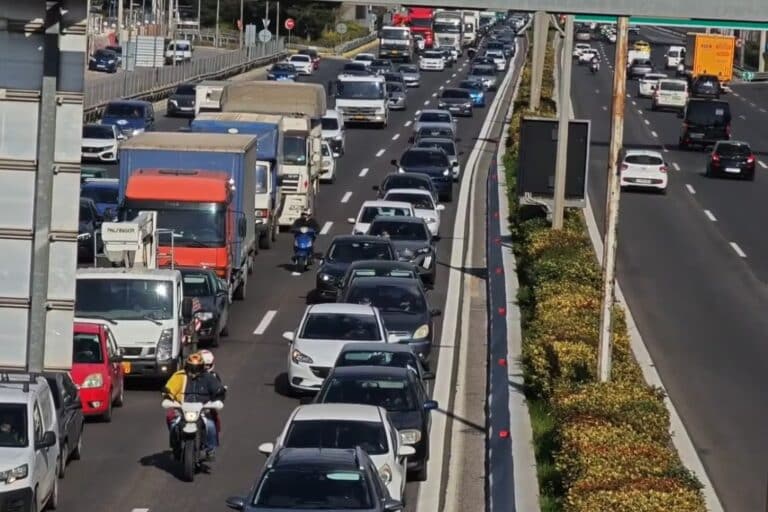 Κίνηση τώρα: Στο «κόκκινο» ο Κηφισός – Καθυστερήσεις σε Αττική Οδό και Ποσειδώνος (χάρτης)