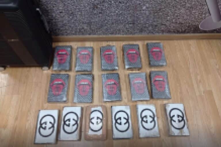 Αεροδρόμιο «Ελ. Βενιζέλος»: Συνελήφθησαν δύο μέλη διεθνούς εγκληματικής οργάνωσης – Βρέθηκαν 17 κιλά κοκαΐνη σε βαλίτσα (εικόνες & βίντεο)