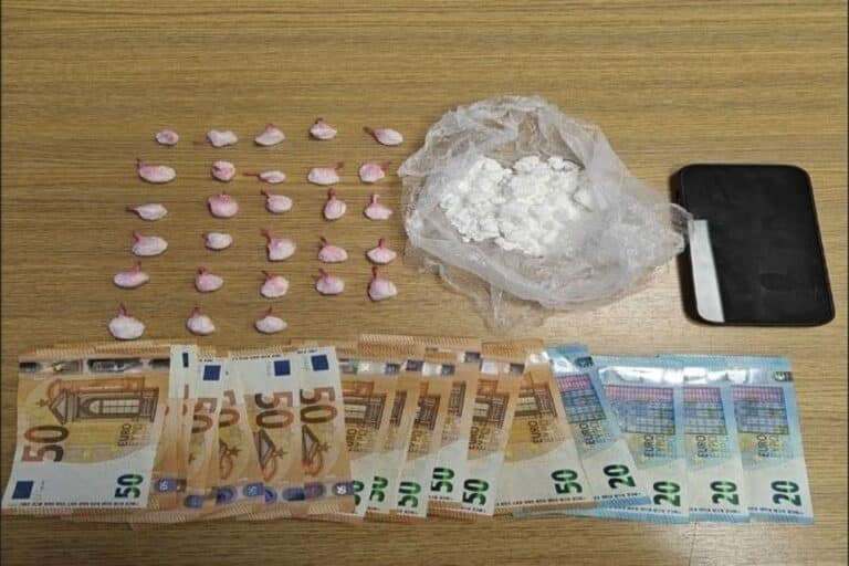 Βόλος: Συνελήφθη ανήλικος με κοκαΐνη – Χειροπέδες και στη μητέρα του