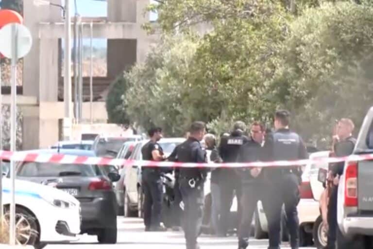 Κορωπί: «Μαχαίρωσε επιβάτη και κατέβηκε από το λεωφορείο» – Σοκαριστική μαρτυρία για τον 51χρονο που τραυμάτισε με κατσαβίδι αστυνομικούς