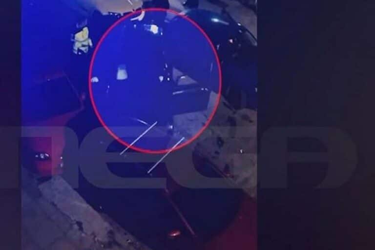 Κορυδαλλός: Μεθυσμένος οδηγός χωρίς δίπλωμα χτύπησε ΙΧ με νεαρούς και έπεσε σε παρκαρισμένα οχήματα (βίντεο)