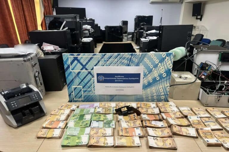 Εγκληματικές οργανώσεις «πείραζαν» αντλίες στα πρατήρια καυσίμων – Συνελήφθησαν 61 άτομα, πάνω από 100 εκατ. ευρώ η ζημιά (βίντεο)