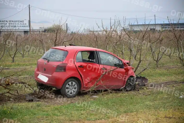 Λάρισα: Σοβαρό τροχαίο με τρεις τραυματίες – Το ένα αυτοκίνητο κατέληξε σε χωράφι  (εικόνες & βίντεο)