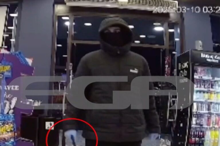 Βίντεο-ντοκουμέντο: Ληστεία με μαχαίρι σε μίνι μάρκετ στη Θεσσαλονίκη – Ο δράστης γνώριζε που έκρυβαν τα χρήματα