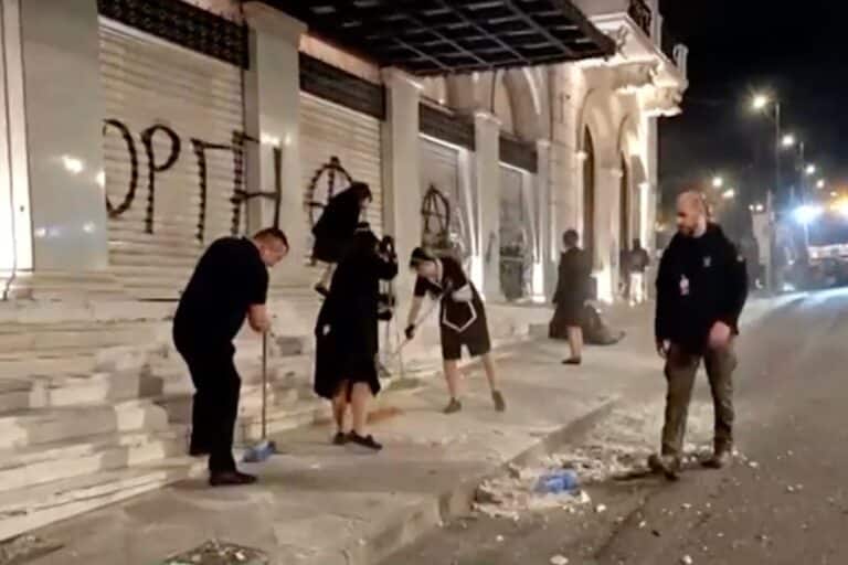 Επεισόδια στην Αθήνα: Εργαζόμενοι μαζεύουν τα σπασμένα μάρμαρα στο Σύνταγμα (βίντεο)