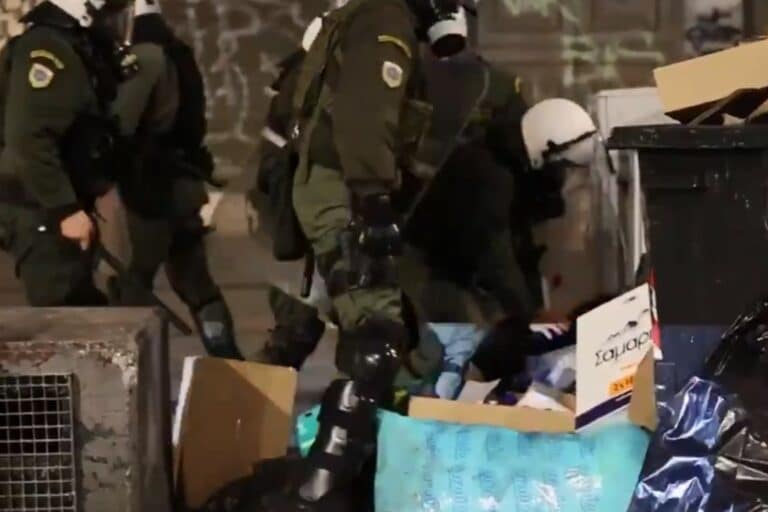 Συλλαλητήριο για τα Τέμπη: Άνδρες των ΜΑΤ πέταξαν διαδηλωτή σε κάδους και του πίεζαν το πρόσωπο στα σκουπίδια (βίντεο)