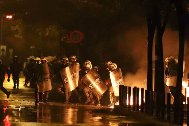 Αποκλειστικό «L&O»: Μολότοφ με χημικά κατά αστυνομικών στο ΑΠΘ – Άντρο ανομίας το Πανεπιστήμιο